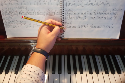 2. La música... Compondre, escriure! Sempre a punt al piano un llapis i pentagrames en blanc per convertir-los en partitures!