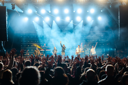 Centenars de persones al concert de Buhos anit