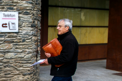 El president de l’APTA, Josep Duró, sortint del comú d’Ordino després d’una reunió.