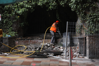 Un operari treballa en les obres al Roc del Metge