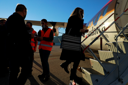 Passatgers accedint a l’avió rumb a Madrid.