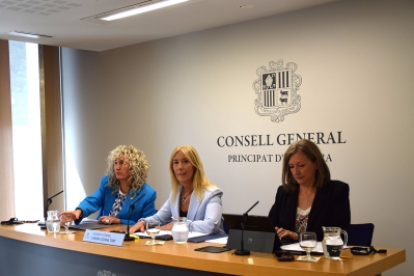La subsíndica general, Sandra Codina, i les secretàries de la sindicatura, Carolina Puig i Maria Àngels Aché, durant la roda de premsa.