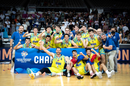 Celebració del triomf a la final de l’europeu dels Petits Estats de bàsquet.