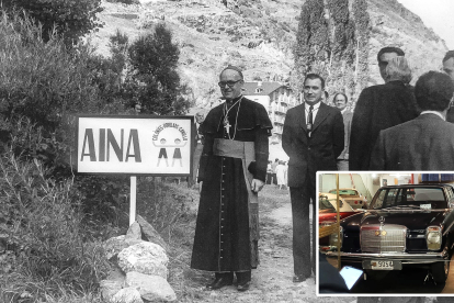 Pere Rossa, al centre, amb el bisbe Martí. A sota, el seu vehicle.