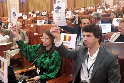 Meritxell López i Pol Bartolomé en el moment de la votació de la Declaració de Bucarest.