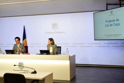 El ministre de Medi Ambient, Agricultura i Ramaderia, Guillem Casal, i la directora del departament de Medi Ambient i Sostenibilitat, Sílvia Ferrer, durant la roda de premsa d'aquest dijous.