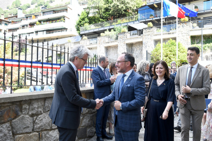 Tribolet i Espot saludant-se a l’ambaixada en presència de la ministra d’Exteriors, Imma Tor.