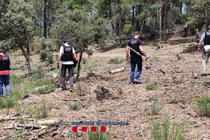 Agents del TEDAX dels mossos treballant en la recerca d'explosius a la pla de les Forques