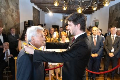 Ensenyat entrega la distinció a Cerqueda.