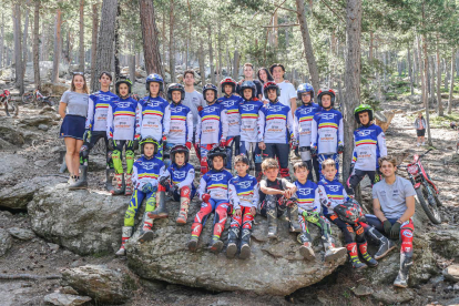 Els joves del Trial Summer Camp amb alguns dels pilots convidats.