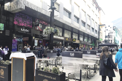 Terrasses a l’avinguda de l’eix comercial.