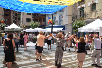 Ballada de sardanes a la plaça.