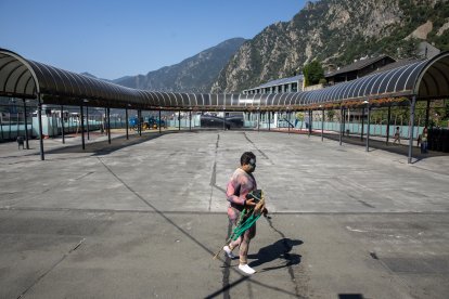 Una persona passejant per la Plaça del Poble