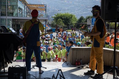 Nens gaudint de les activitats en la presentació de la Plaça del Poble