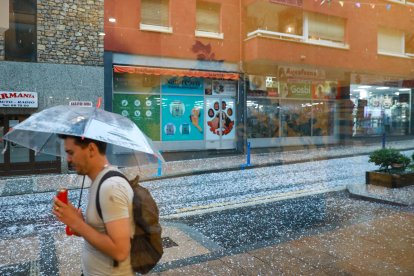 Un carrer d'Andorra la Vella emblanquinat per la calamarsa