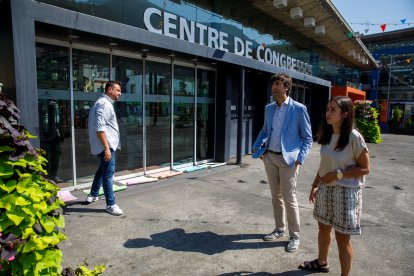 Els dos cònsols d’Andorra la Vella davant el Centre de Congressos.