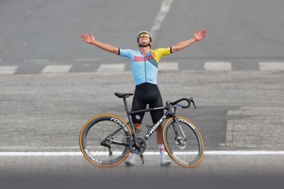 Evenepoel celebrant la victòria.