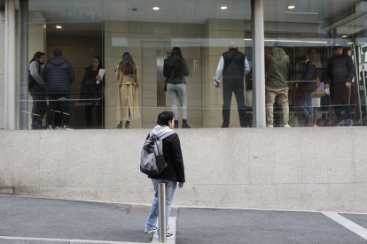 Cues per fer tràmits al servei d’Immigració.