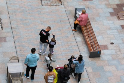 Diverses famílies amb infants passejant per la capital.