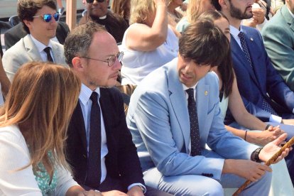 El cap de Govern, Xavier Espot, i el cònsol major d'Andorra la Vella, Sergi González, durant el ball del contrapàs a la plaça del Poble.