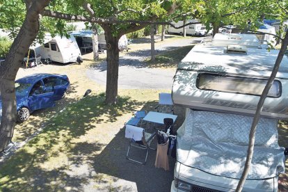 Tendes i caravanes instal·lades en un càmping.