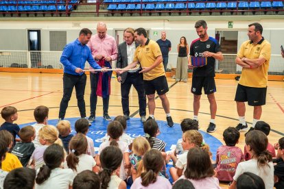 Intercanvi d’obsequis entre Barça i comú.