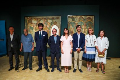 Els frescos de sant Esteve en una foto familiar a la seva nova casa, l'espai Sancta Columba