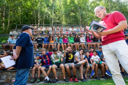 Xavier Espot i mossèn Ramon de Canillo en un moment de la trobada amb els joves d’AINA.