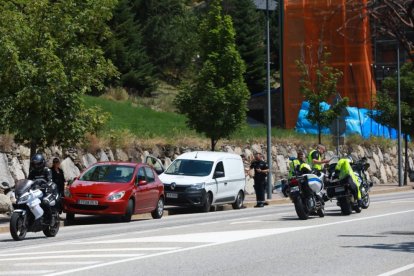 La policia fent la intervenció.