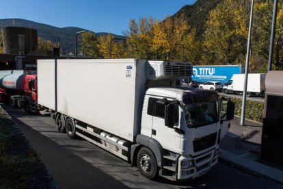 Camions de mercaderies a la duana del riu Runer.