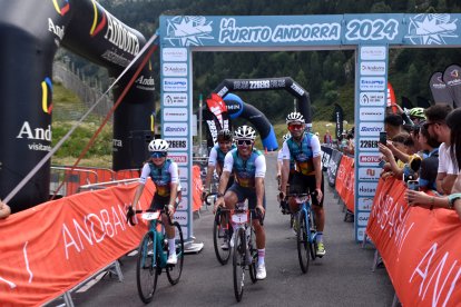 El ciclista Joaquim "Purito" Rodríguez, arriba a la línia de meta amb un grup de ciclistes en la marxa cicloturista Purito 2024, als Cortals d'Encamp.