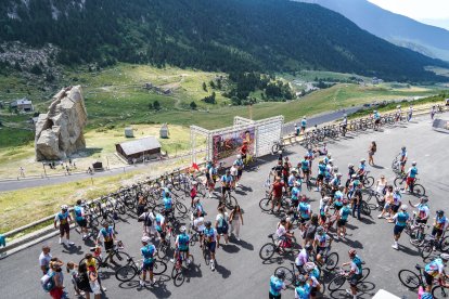 Dos milers de ciclistes van gaudir d’una nova edició de la Purito Andorra, ahir.