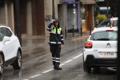 La policia dirigint el trànsit aquest matí a la Massana quan ha començat a ploure