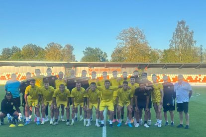 L’equip colomenc a l’escenari del partit.