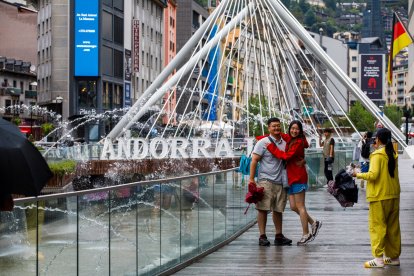 Uns turistes es fotografien ahir davant de les fonts de la Rotonda.