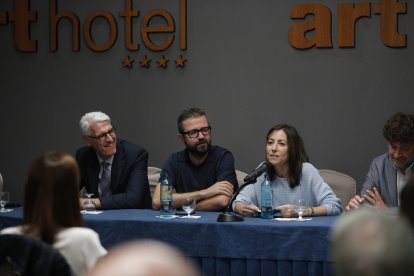 Dorca durant una assemblea del Col·legi de metges.