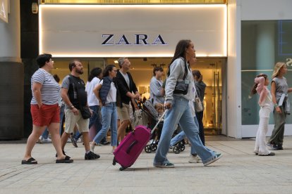 Turistes passejant ahir per l’avinguda Meritxell.