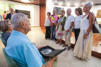 Els guardonats Maria Rossell i Joan Casas rebent l'homenatge a la gent gran d'Encamp.