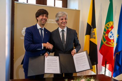 El cònsol major d'Andorra la Vella, Sergi González, i l'alcalde de Viana do Castelo, Luis Nobre, durant la signatura de l'acord d'agermanament.