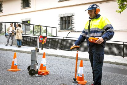 Un operari fent treballs d’auscultació de la xarxa, la tardor del 2022.