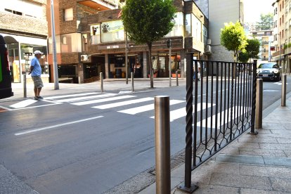 La tanca que s'ha posat a Doctor Nequi per evitar que els vianants travessin directament en sortir del passatge.