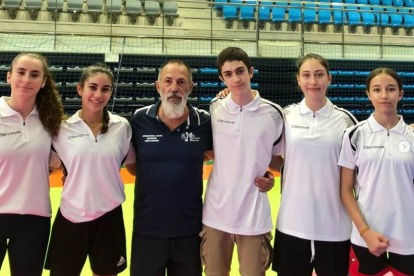 Alguns esportistes, amb Cardona en un campus.