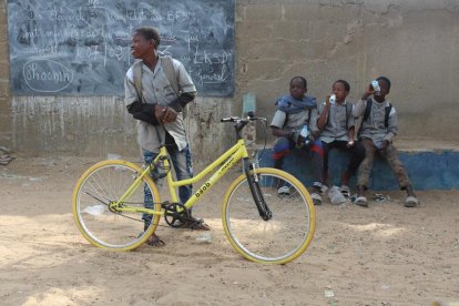 La iniciativa de Bicicletas Sin Fronteras proporciona bicis als nens del Senegal.