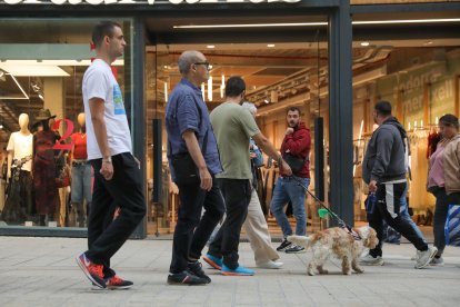 Turistes caminant per l’avinguda Meritxell.