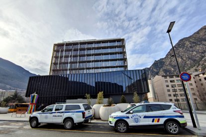 Cotxes de policia a la seu de la justícia.