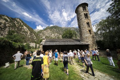 La gent reunida a l’església en una festa major.