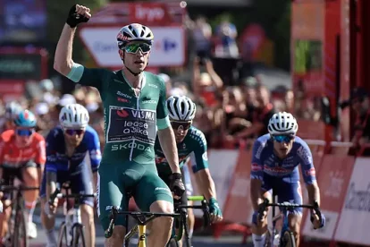 Wout van Aert celebra su victoria en Córdoba.