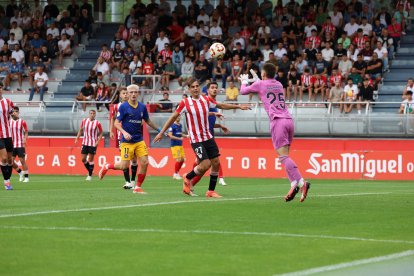 El porter Mikel Santos atrapa una de les aproximacions del conjunt tricolor.