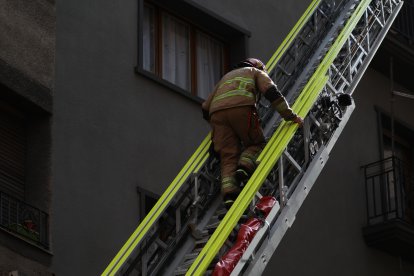 Un bomber en una intervenció.