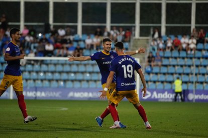 Álvaro Peña celebra l’1-0 amb Christos Almpanis.